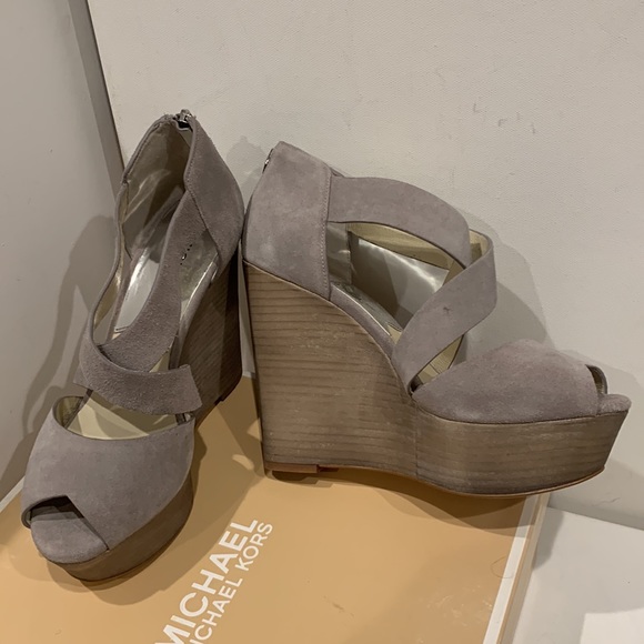 Michael Kors Soft Gray Suede Harley Platform Wedge Heel Strappy Sandal Zipper - Picture 16 of 16